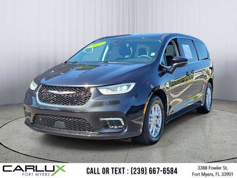 Used 2023 Chrysler Pacifica Touring-L FWD image 3