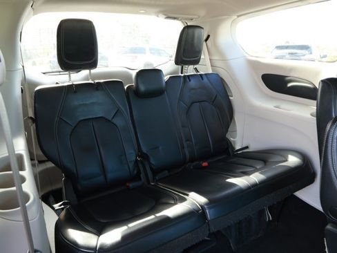 Used 2023 Chrysler Pacifica Touring-L image 33