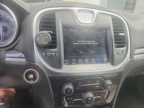 Used 2018 Chrysler 300 Touring L RWD image 12