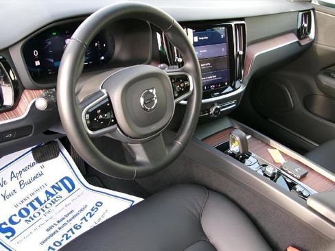 Used 2025 Volvo V60 B5 Cross Country Plus image 12