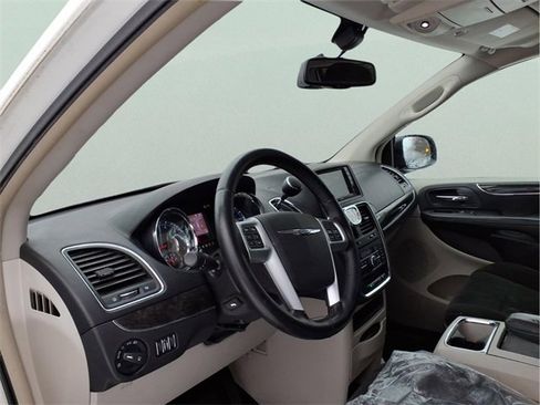 Used 2012 Chrysler Town & Country Touring image 11