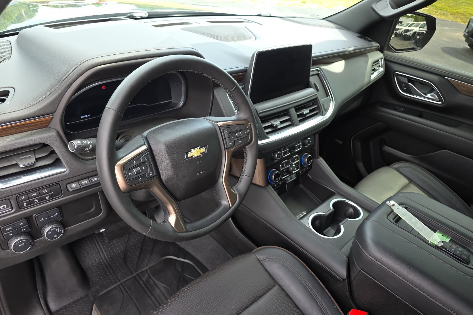 Used 2024 Chevrolet Tahoe High Country AWD/4WD image 9