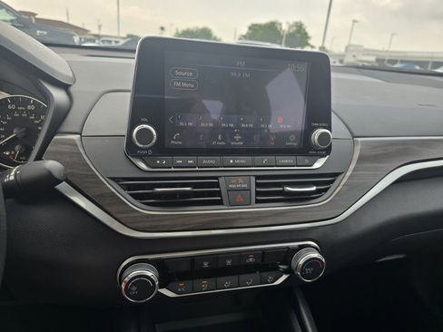 Used 2025 Nissan Altima 2.5 SV FWD image 14
