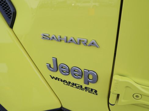 Used 2022 Jeep Wrangler Unlimited Sahara w/ LED Lighting Group AWD/4WD image 14