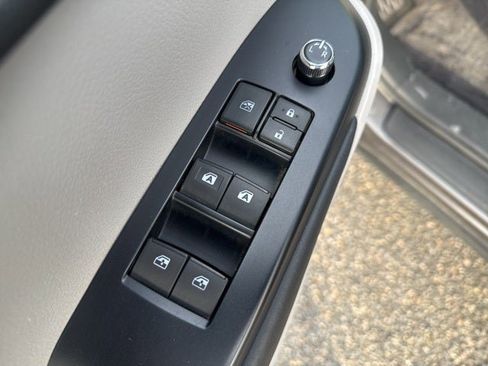 Used 2017 Toyota Highlander XLE image 25