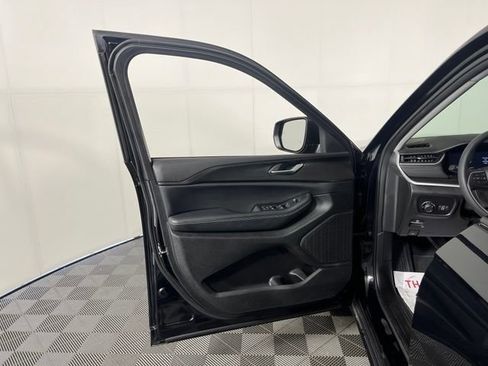 Used 2023 Jeep Grand Cherokee Laredo AWD/4WD image 15