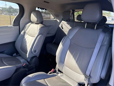 Used 2022 Toyota Sienna Limited FWD image 10