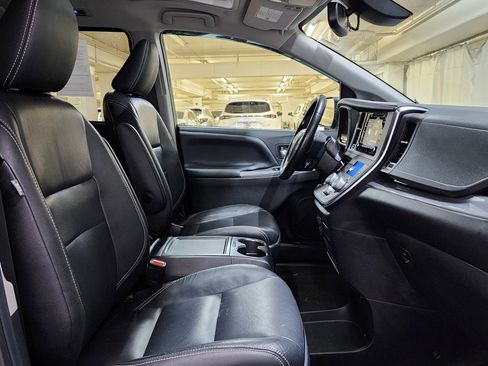 Used 2019 Toyota Sienna SE w/ SE Preferred Package image 24