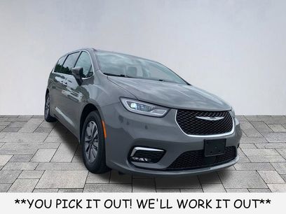 Used 2023 Chrysler Pacifica Touring-L
