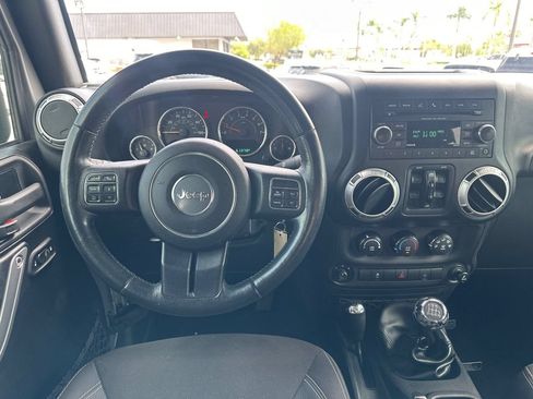 Used 2015 Jeep Wrangler Unlimited Rubicon w/ Connectivity Group AWD/4WD image 17
