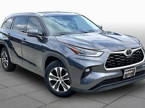 Used 2021 Toyota Highlander XLE FWD image 3