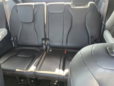 Used 2023 Kia Carnival EX image 11