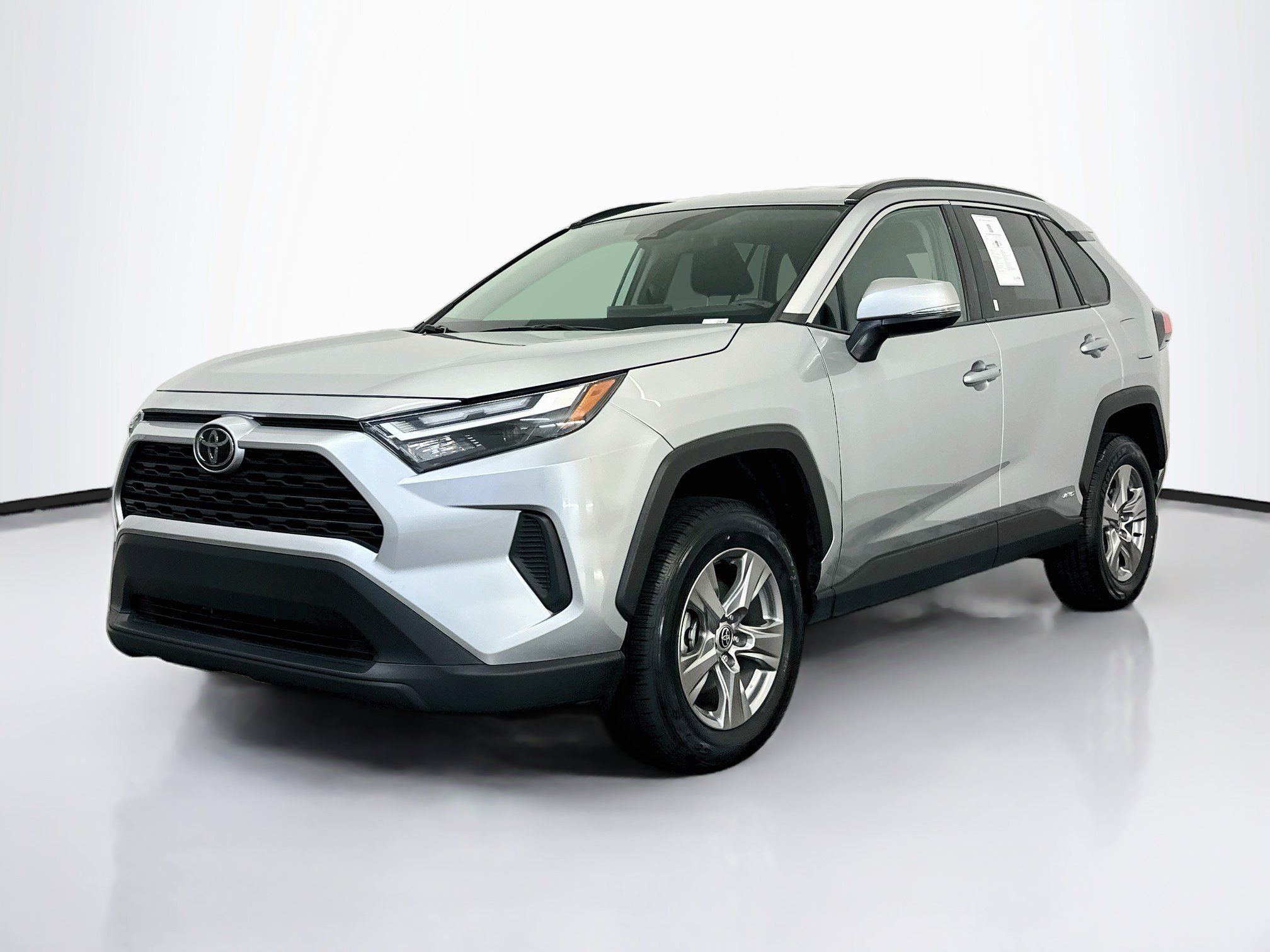 Used 2025 Toyota RAV4 XLE AWD/4WD image 3