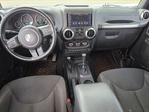 Used 2015 Jeep Wrangler Unlimited Sahara w/ Connectivity Group AWD/4WD image 9