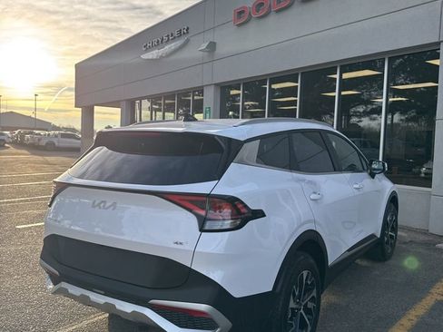 Used 2025 Kia Sportage EX image 4