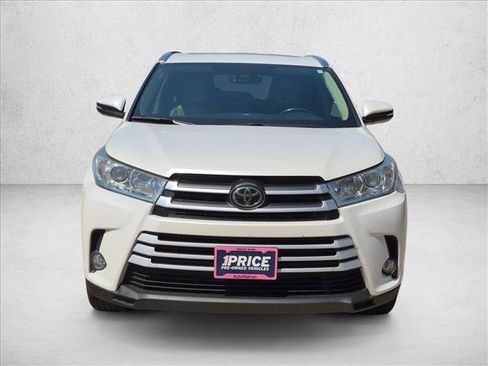 Used 2019 Toyota Highlander XLE FWD image 2