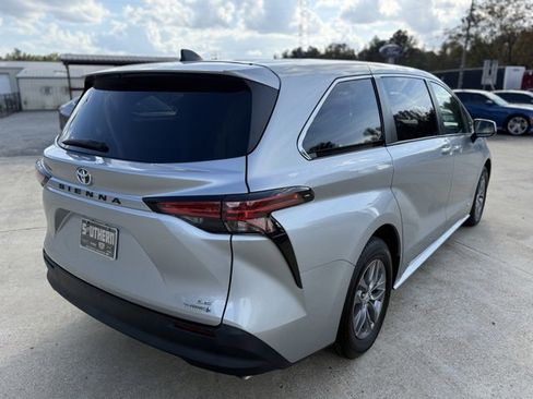 Used 2021 Toyota Sienna LE image 5