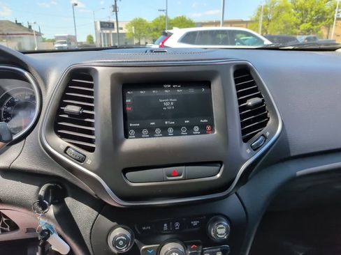 Used 2019 Jeep Cherokee Latitude w/ Cold Weather Group AWD/4WD image 26