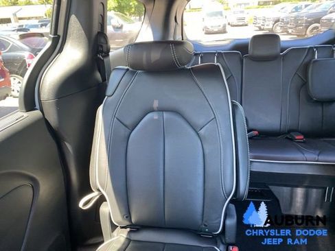 Used 2026 Chrysler Pacifica Limited FWD image 16