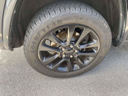 Used 2019 Jeep Grand Cherokee Altitude AWD/4WD image 9