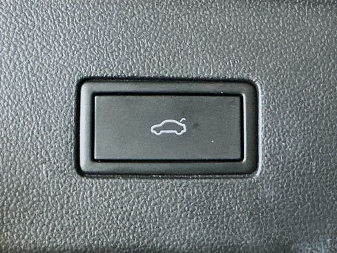 Used 2025 Volkswagen Atlas SE FWD image 30