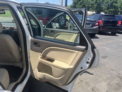 Used 2009 Ford Taurus Limited AWD/4WD image 16