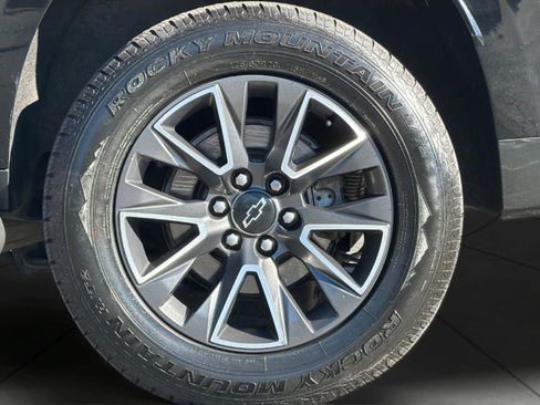 Used 2021 Chevrolet Suburban Z71 w/ Z71 Signature Package AWD/4WD image 11