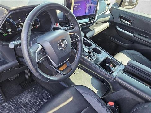 Used 2025 Toyota Sienna XLE Woodland Edition image 10