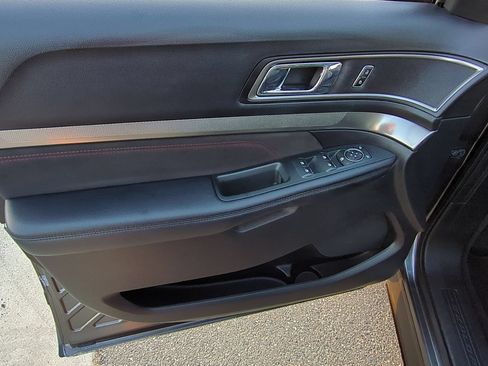 Used 2018 Ford Explorer XLT w/ Equipment Group 202A FWD image 22