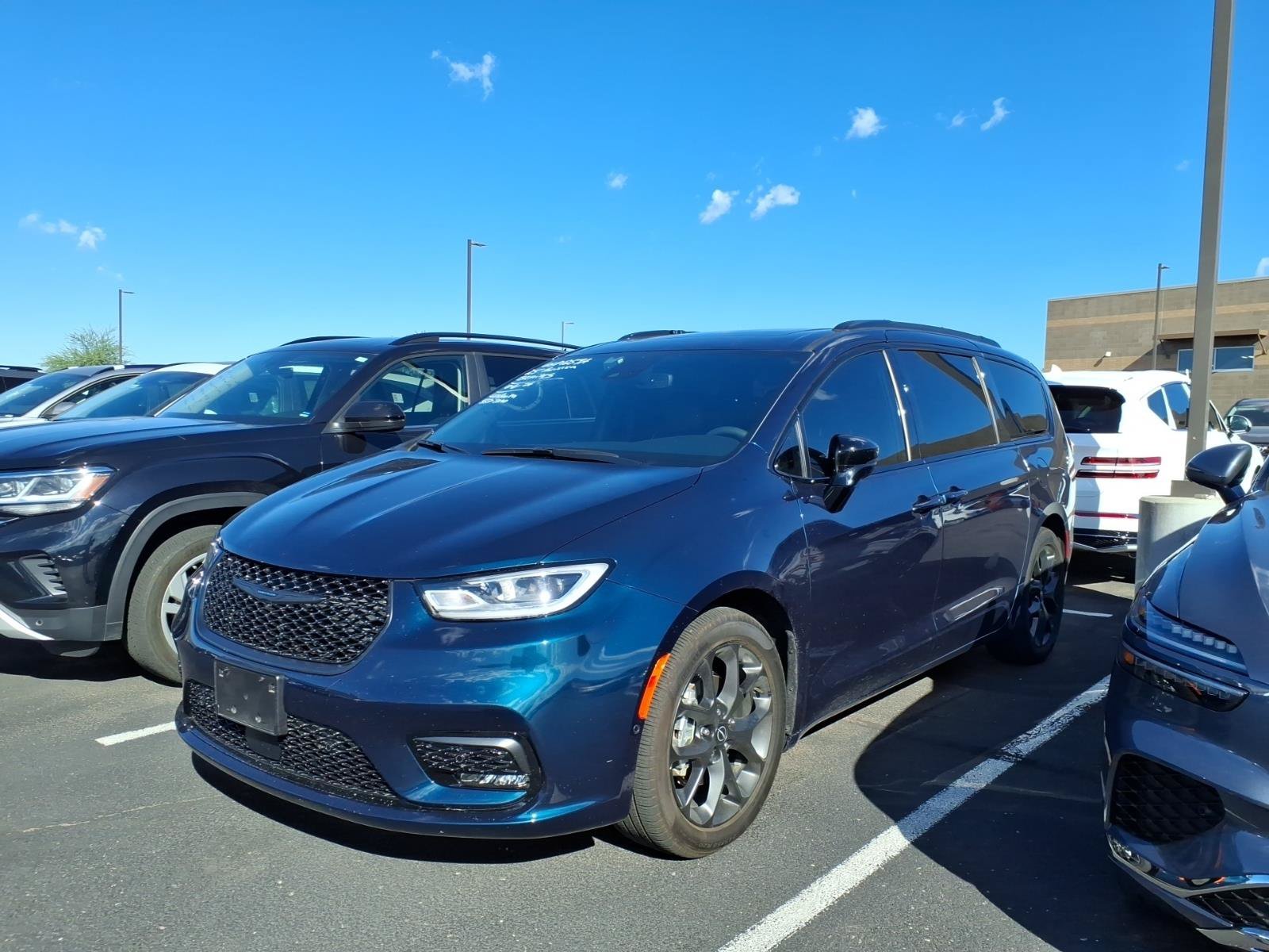 Used 2025 Chrysler Pacifica Limited FWD image 1