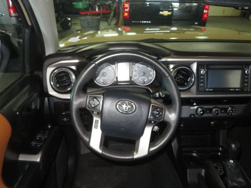 Used 2016 Toyota Tacoma SR5 w/ SR5 Appearance Package (SN) image 36