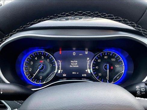 Used 2025 Chrysler Pacifica Select image 14