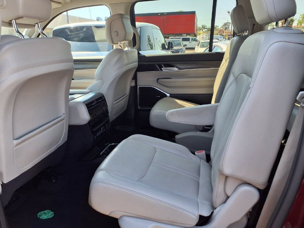 Used 2024 Jeep Wagoneer Series III AWD/4WD image 8