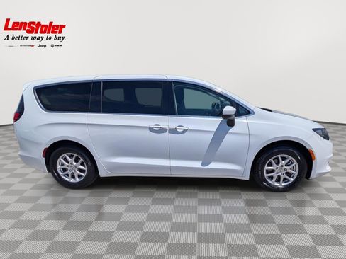 Used 2023 Chrysler Voyager LX FWD image 6