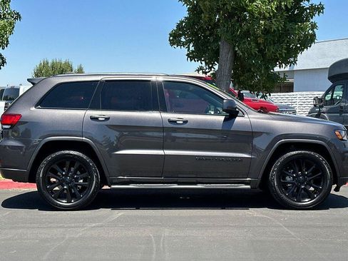 Used 2020 Jeep Grand Cherokee Altitude RWD image 3