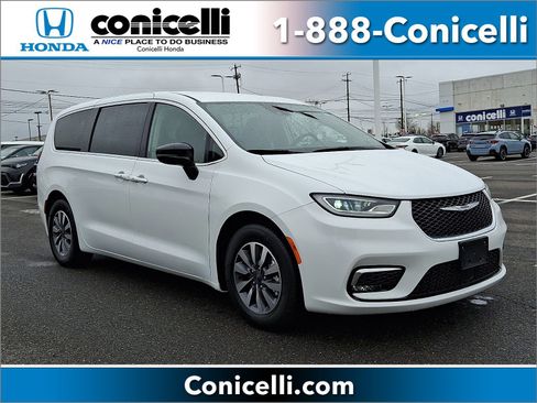 Used 2024 Chrysler Pacifica Limited FWD image 1