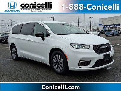 Used 2024 Chrysler Pacifica Select