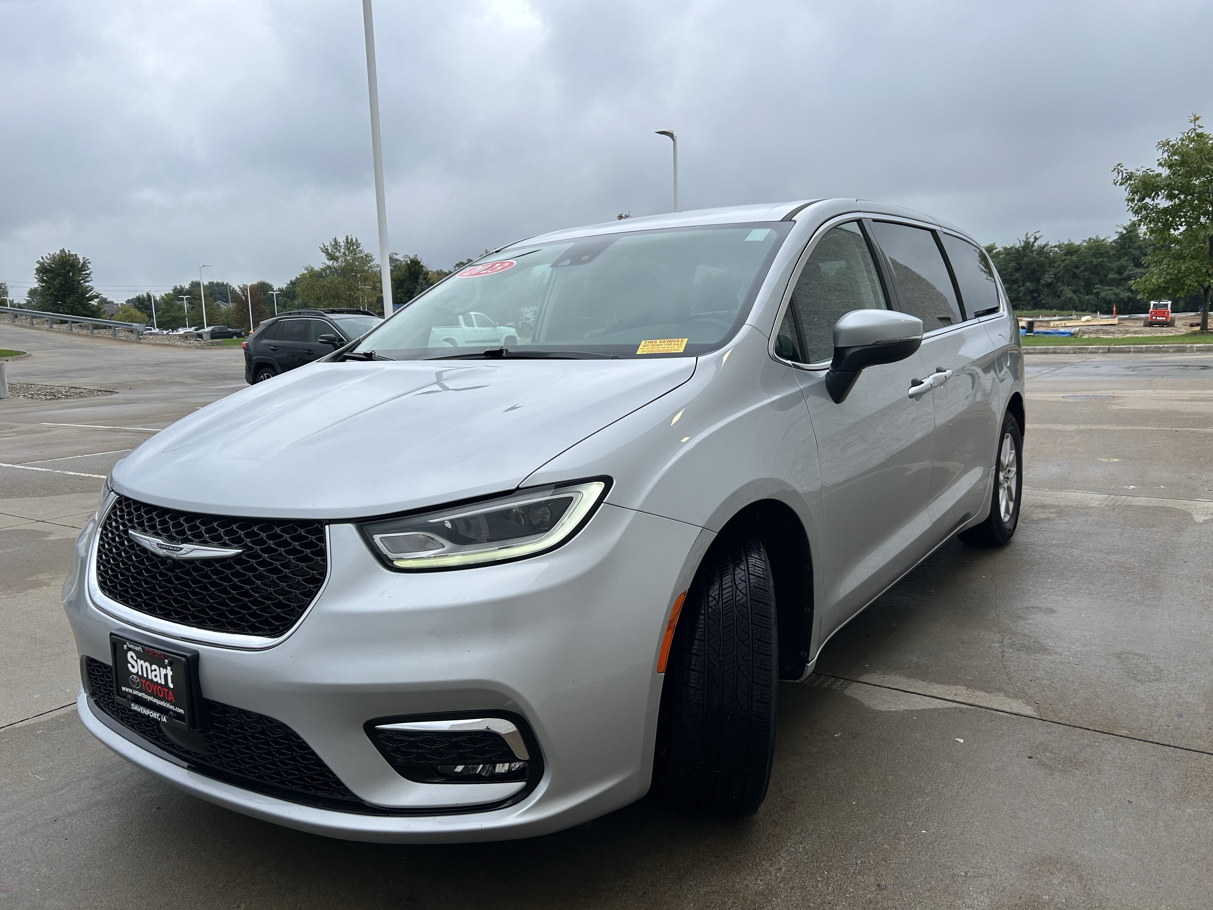 Used 2023 Chrysler Pacifica Touring-L FWD image 2