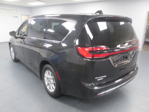 Used 2023 Chrysler Pacifica Touring-L FWD image 7
