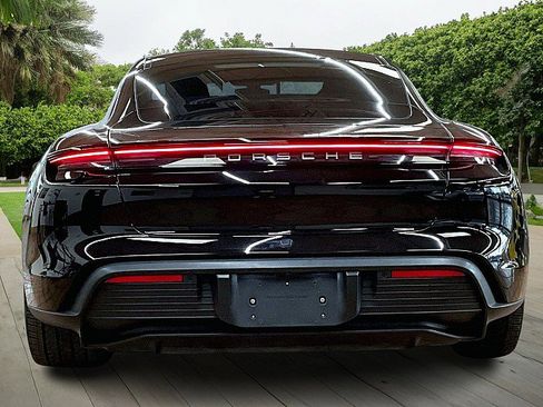 Used 2021 Porsche Taycan image 4