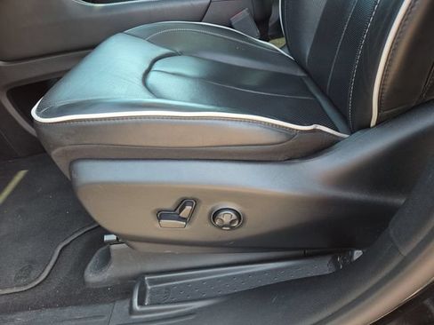 Used 2025 Chrysler Pacifica Limited FWD image 23
