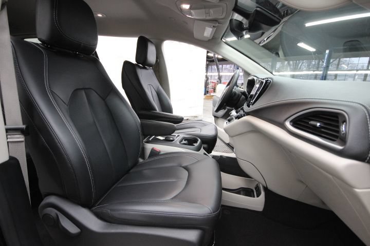 Used 2023 Chrysler Pacifica Touring-L FWD image 29