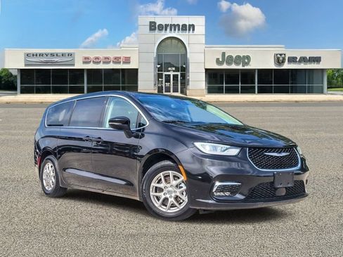 Used 2023 Chrysler Pacifica Touring-L FWD image 1