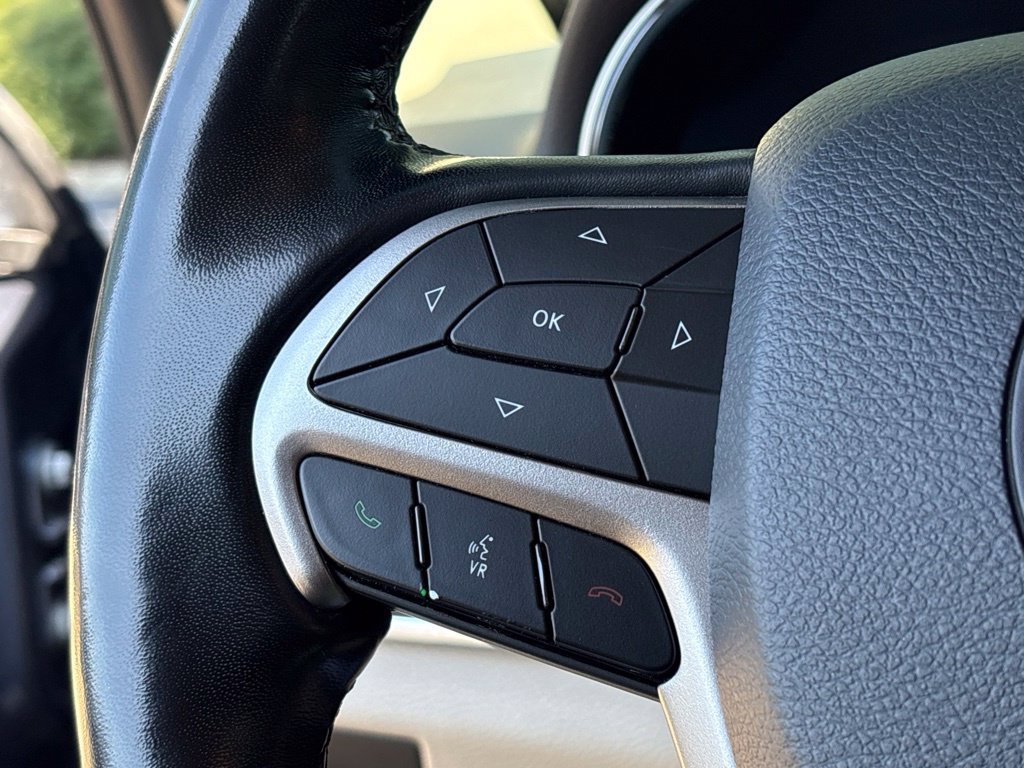 Used 2020 Jeep Grand Cherokee Limited AWD/4WD image 24