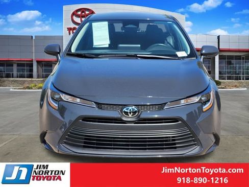 Used 2025 Toyota Corolla LE FWD image 2