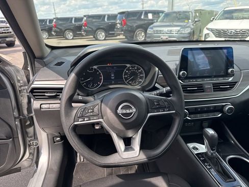 Used 2024 Nissan Altima 2.5 SV FWD image 13
