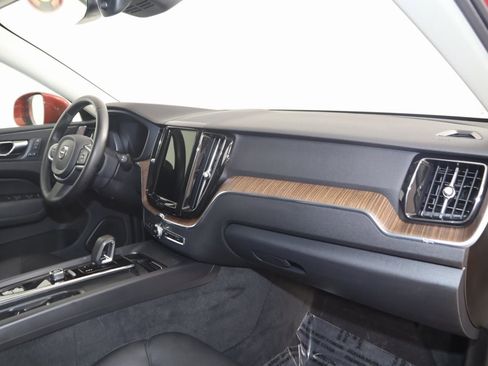 Used 2022 Volvo XC60 B5 Momentum image 43