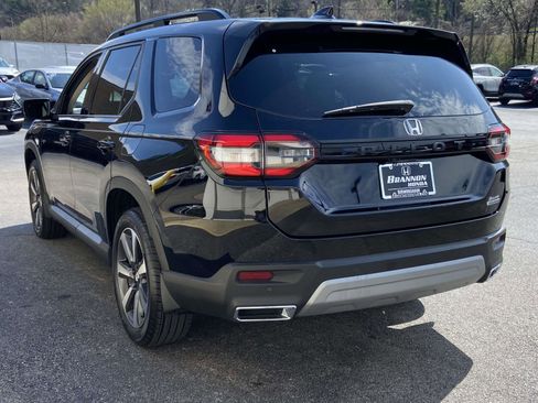 Certified 2024 Honda Pilot Touring image 3