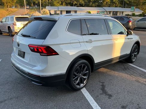 Used 2022 Volkswagen Tiguan SE w/ Panoramic Sunroof Package FWD image 6