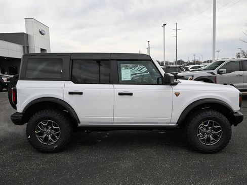 New 2025 Ford Bronco Badlands image 3